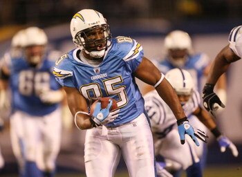 SAN DIEGO - JANUARY 03:  Antonio Gates #85 of the San Diego Chargers runs after a catch against the Indianapolis Colts during their AFC Wild Card Game on January 3, 2009 at Qualcomm Stadium in San Diego, California.  (Photo by Stephen Dunn/Getty Images)