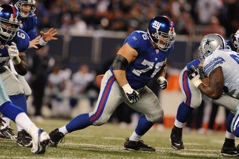 EAST RUTHERFORD, NJ - NOVEMBER 02:  Chris Snee #76 of the New York Giants in action against the Dallas Cowboys during their game on November 2, 2008 at Giants Stadium in East Rutherford, New Jersey.  (Photo by Al Bello/Getty Images)