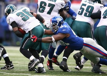 EAST RUTHERFORD, NJ - DECEMBER 07:  Justin Tuck #91 of the New York Giants tackles Brian Westbrook #36 of the Philadelphia Eagles on December 7, 2008 at Giants Stadium in East Rutherford, New Jersey.  (Photo by Al Bello/Getty Images)