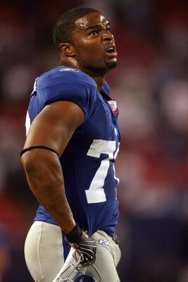 EAST RUTHERFORD, NJ - SEPTEMBER 30:  Osi Umenyiora #72 of the New York Giants looks on against the Philadelphia Eagles at Giants Stadium on September 30, 2007 in East Rutherford, New Jersey.  (Photo by Nick Laham/Getty Images)