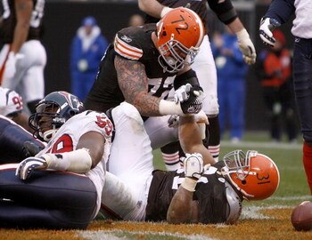 CLEVELAND - NOVEMBER 25:  Jamal Lewis #31 of the Cleveland Browns celebrates a fourth quarter touchdown with Ryan Tucker #72 behind Demeco Ryans #59 of the Houston Texans on November 25, 2007 at Cleveland Browns Stadium in Cleveland, Ohio. Cleveland won t