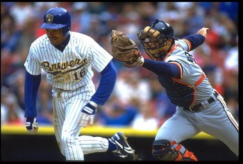 20 May 1993: DETROIT TIGERS CATCHER CHAD KREUTER CHASES DOWN MILWAUKEE BREWERS SHORTSTOP PAT LISTACH DURING THEIR GAME AT COUNTY STADIUM IN MILWAUKEE, WISCONSIN.