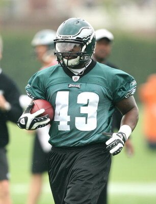 PHILADELPHIA - MAY 1: Fullback Leonard Weaver #43 of the Philadelphia Eagles runs the ball during minicamp practice at the NovaCare Complex on May 1, 2009 in Philadelphia, Pennsylvania. (Photo by Hunter Martin/Getty Images)