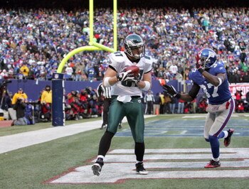 EAST RUTHERFORD, NJ - JANUARY 11:  Brent Celek #87 of the Philadelphia Eagles catches a pass in the end zone during the NFC Divisional Playoff Game against the New York Giants on January 11, 2009 at Giants Stadium in East Rutherford, New Jersey. The Eagle