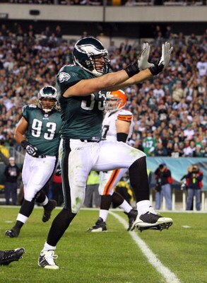 PHILADELPHIA - DECEMBER 15:  Stewart Bradley #55 of the Philadelphia Eagles celebrates after a tackle against the Cleveland Browns on December 15, 2008 at Lincoln Financial Field in Philadelphia, Pennsylvania.  (Photo by Jim McIsaac/Getty Images)