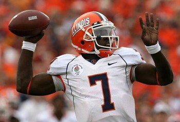 PASADENA, CA - JANUARY 01:  Quarterback Juice Williams #7 of the Illinois Fighting Illini throws a pass against the USC Trojans during the Rose Bowl presented by Citi at the Rose Bowl on January 1, 2008 in Pasadena, California.  The Trojans defeated the F