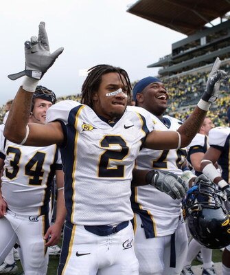 EUGENE, CA - SEPTEMBER 29:  Robert Jordan #2  of the California Golden Bears celebrates with his teammates their 31-24 victory over the Oregon Ducks at Autzen Stadium on September 29, 2007 in Eugene, Oregon.  (Photo by Jonathan Ferrey/Getty Images)