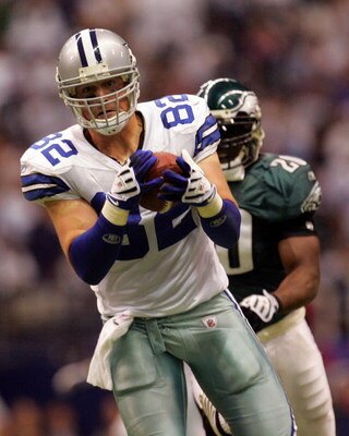 DALLAS - SEPTEMBER 15:  Tight end Jason Witten #82 of the Dallas Cowboys runs a pass reception against the Philadelphia Eagles in the second quarter at Texas Stadium on September 15, 2008 in Irving, Texas.  (Photo by Ronald Martinez/Getty Images)