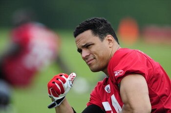 FLOWERY BRANCH, GA - MAY 9: Tight end Tony Gonzalez #88 of the Atlanta Falcons stretches during minicamp at the Falcons Complex on May 9, 2009 in Flowery Branch, Georgia.  (Photo by Paul Abell/Getty Images)