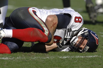 Houston Texans quarterback David Carr falls to the turf with an injured shoulder against the Jacksonville Jaguars  Nov. 12, 2006 in Jacksonville.  The Texans won 13 - 10.  (Photo by Al Messerschmidt/Getty Images)