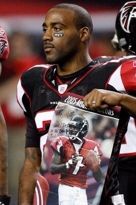 ATLANTA - DECEMBER 10:  DeAngelo Hall #21 of the Atlanta Falcons holds up a poster of Michael Vick during player introductions against the New Orleans Saints on December 10, 2007 at the Georgia Dome in Atlanta, Georgia.  (Photo by Chris Graythen/Getty Ima