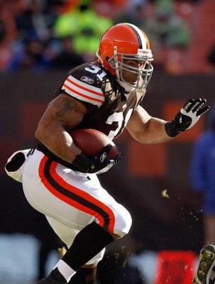 CLEVELAND - DECEMBER 21:  Jamal Lewis #31 of the Cleveland Browns carries the ball during the game against the Cincinnatti Bengals on December 21, 2008 at Cleveland Browns Stadium in Cleveland, Ohio. (Photo by: Gregory Shamus/Getty Images)