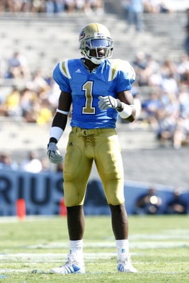 PASADENA, CA - SEPTEMBER 8:  UCLA Bruins cornerback Alterraun Verner #1  looks over the offense against the BYU Cougars at the Rose Bowl on September 8, 2007 in Pasadena, California. The Bruins defeated the Cougars 27-17 (Photo by Kevin Terrell/Getty Imag