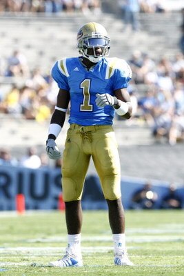 PASADENA, CA - SEPTEMBER 8:  UCLA Bruins cornerback Alterraun Verner #1  looks over the offense against the BYU Cougars at the Rose Bowl on September 8, 2007 in Pasadena, California. The Bruins defeated the Cougars 27-17 (Photo by Kevin Terrell/Getty Imag