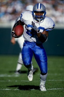 6 Dec 1998: Barry Sanders #20 of the Detroit Lions carries the ball during the game against the Jacksonville Jaguars at Alltel Stadium in Jacksonville, Florida. The Jaguars defeated the Lions 37-22.