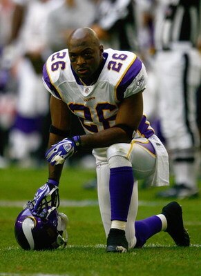 GLENDALE, AZ - DECEMBER 14:  Antoine Winfield #26 of the Minnesota Vikings kneels on one knee during a break in NFL game action against the Arizona Cardinals at the University of Phoenix Stadium on December 14, 2008 in Glendale, Arizona. The Vikings defea