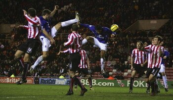 SUNDERLAND, ENGLAND - DECEMBER 31 : Tim Cahill of Everton scores the last minute winning goal during the Barclays Premiership match between Sunderland and Everton on December 31, 2005 in Sunderland, England.  (Photo by Michael Steele/Getty Images)