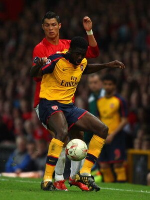 MANCHESTER, ENGLAND - APRIL 29:  Cristiano Ronaldo of Manchester United tussles for posession with Kolo Toure of Arsenal during the UEFA Champions League Semi Final First Leg match between Manchester United and Arsenal at Old Trafford on April 29, 2009 in
