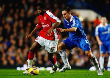 LONDON - NOVEMBER 30:  Alex Song of Arsenal is pursued by Frank Lampard of Chelsea during the Barclays Premier League match between Chelsea and Arsenal at Stamford Bridge on November 30, 2008 in London, England.  (Photo by Clive Mason/Getty Images)