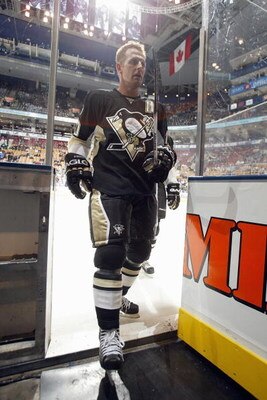 TORONTO - DECEMBER 1: Gary Roberts #10 of the Pittsburgh Penguins walks to the locker room before the NHL game against the Toronto Maple Leafs at the Air Canada Centre on December 1, 2007 in Toronto, Ontario.(Photo By Dave Sandford/Getty Images)