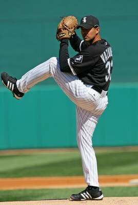 TUCSON, AZ - MARCH 1:  Javier Vazquez #33 of the Chicago White Sox pitches against the Arizona Diamondbacks at Tucson Electric Park on March 1, 2007 in Tucson, Arizona. (Photo by Lisa Blumenfeld/Getty Images)