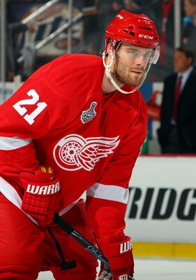 DETROIT - MAY 30:  Ville Leino #21 of the Detroit Red Wings warms up prior to Game 1 of the 2009 Stanley Cup Finals against the Pittsburgh Penguins at Joe Louis Arena on May 30, 2009 in Detroit, Michigan.  (Photo by Jim McIsaac/Getty Images)
