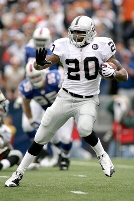 ORCHARD PARK, NY - SEPTEMBER 21:  Darren McFadden #20 of the Oakland Raiders runs against the Buffalo Bills  on September 21, 2008 at Ralph Wilson Stadium in Orchard Park, New York.  (Photo by Rick Stewart/Getty Images)