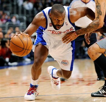LOS ANGELES, CA - FEBRUARY 18:  Baron Davis #1 of the Los Angeles Clippers drives against Matt Barnes #22 of the Phoenix Suns at the Staples Center on February 18, 2009 in Los Angeles, California. NOTE TO USER: User expressly acknowledges and agrees that,