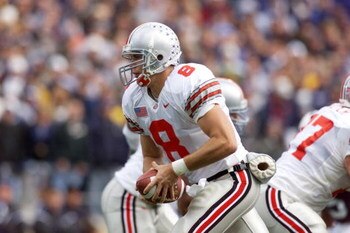27 Oct 2001 : Steve Bellisari of Ohio State runs with the ball during the game against Penn State at Beaver Field in State College, Pennsylvania . Penn State won 29-27. DIGITAL IMAGE. Mandatory Credit: Jamie Squire/Allsport