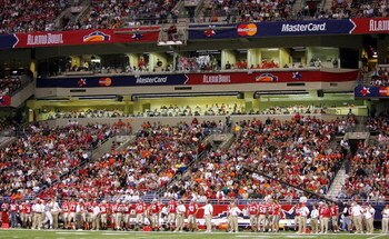 SAN ANTONIO, TX - DECEMBER 29:  The Ohio State Buckeyes face the Oklahoma State Cowboys during the MasterCard Alamo Bowl on December 29, 2004 at the Alamodome in San Antonio, Texas.  The Buckeyes defeated the Cowboys 33-7.  (Photo by Ronald Martinez/Getty