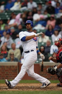 CHICAGO - JULY 8:  Derrek Lee #25 of the Chicago Cubs bats against the Atlanta Braves during the game on July 8, 2009 at Wrigley Field in Chicago, Illinois. (Photo by Jonathan Daniel/Getty Images) 