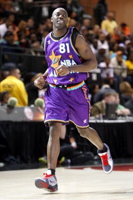 PHOENIX - FEBRUARY 13:  Terrell Owens of the Dallas Cowboys plays during the McDonald's All-Star Celebrity Game held at the Phoenix Convention Center on February 13, 2009 in Phoenix, Arizona.  (Photo by Nick Doan/Getty Images)