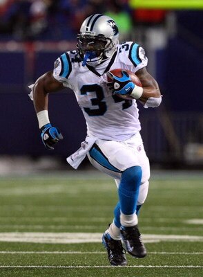 EAST RUTHERFORD, NJ - DECEMBER 21:  DeAngelo Williams #34 of the Carolina Panthers runs the ball against the New York Giants on December 21, 2008 at Giants Stadium in East Rutherford, New Jersey.  (Photo by Jim McIsaac/Getty Images)