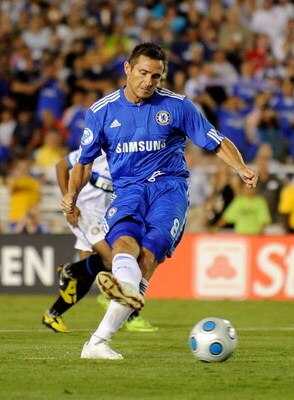 PASADENA, CA - JULY 21:  Frank Lampard #8 of Chelsea FC converts the penalty kick for a goal in the second half against Inter Milan during their World Football Challenge at the Rose Bowl on July 21, 2009 in Pasadena, California.  (Photo by Toby Canham/Get