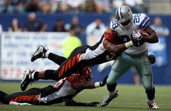 IRVING, TX - OCTOBER 05:  Running back Felix Jones #28 of the Dallas Cowboys runs past the Cincinnati Bengals at Texas Stadium on October 5, 2008 in Irving, Texas.  (Photo by Ronald Martinez/Getty Images)