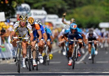 BRIGNOLES, FRANCE - JULY 05: Stage winner Mark Cavendish (L) of Great Britain and Team Columbia HTC sprints to victory during stage two of the 2009 Tour de France from Monaco to Brignoles, France on July 5, 2009 in Monaco.  (Photo by Jasper Juinen/Getty I
