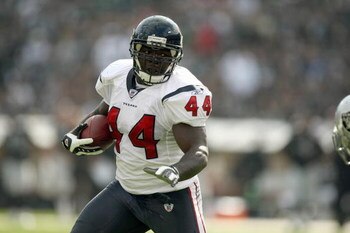 OAKLAND, CA - NOVEMBER 4: Vonta Leach #44 of the Houston Texans carries the ball during the game against the Oakland Raiders at McAfee Coliseum November 4, 2007 in Oakland, California. (Photo by Jed Jacobsohn/Getty Images)