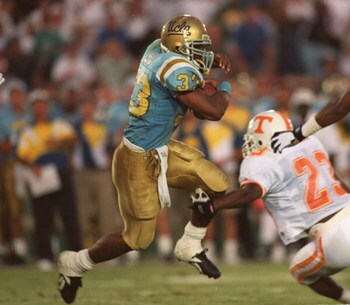 3 SEP 1994:  UCLA RUNNING BACK SHARMON SHAH CARRIES THE FOOTBALL DURING THE BRUINS 25-23 VICTORY OVER THE TENNESSEE VOLUNTEERS AT THE ROSE BOWL IN PASADENA, CALIFORNIA.  Mandatory Credit: Stephen Dunn/ALLSPORT