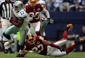 IRVING, TX - NOVEMBER 18:  Wide receiver Sam Hurd #17 of the Dallas Cowboys runs the ball past Fred Smoot #27 of the Washington Redskins at Texas Stadium November 18, 2007 in Irving, Texas.  (Photo by Ronald Martinez/Getty Images)