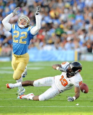 PASADENA, CA - NOVEMBER 08:   Michael Norris #22 misses an interception against Sammie Stroughter #19 of the Oregon State Beavers at the Pasadena Rose Bowl on November 8, 2008 in Pasadena, California.  (Photo by Lisa Blumenfeld/Getty Images)