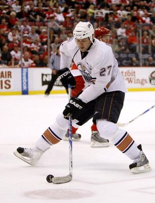 DETROIT - FEBRUARY 07: Dustin Penner #27 of the Edmonton Oilers tries to control the puck during the third period while playing the Detroit Red Wings on February 7, 2009 at Joe Louis Arena in Detroit, Michigan.  (Photo by Gregory Shamus/Getty Images)