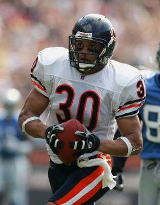 CHICAGO, IL - SEPTEMBER 18:  Strong safety Mike Brown #30 of the Chicago Bears carries the ball against the Detroit Lions during the game at Soldier Field on September 18, 2005 in Chicago, Illinois. The Bears won 38-6.   (Photo by Harry How/Getty Images)