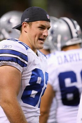 MINNEAPOLIS - AUGUST 30:  Jason Witten #82 of the Dallas Cowboys looks on against the Minnesota Vikings on August 30, 2007 at the Metrodome in Minneapolis, Minnesota. The Vikings won 23-14. (Photo by David Sherman/Getty Images)