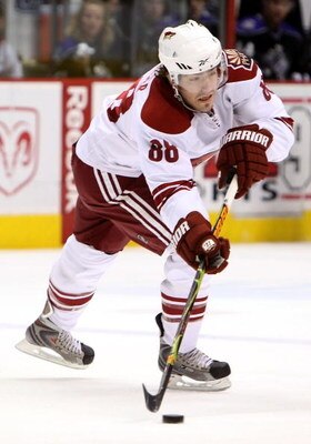 GLENDALE, AZ - APRIL 02:  Peter Mueller #88 of the Phoenix Coyotes passes the puck during the NHL game against the Los Angeles Kings at Jobing.com Arena on April 2, 2009 in Glendale, Arizona. The Coyotes defeated the Kings 2-1.  (Photo by Christian Peters