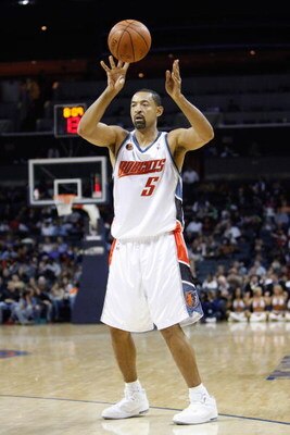 CHARLOTTE, NC - MARCH 3:  Juwan Howard #5 of the Charlotte Bobcats passes the ball against the Chicago Bulls during their game at Time Warner Cable Arena on March 3, 2009 in Charlotte, North Carolina.  NOTE TO USER: User expressly acknowledges and agrees 