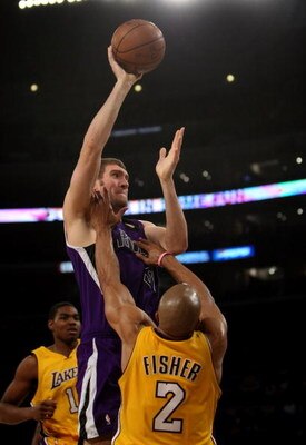 LOS ANGELES, CA - DECEMBER 12:  Spencer Hawes #31 of the Sacramento Kings shoots over Derek Fisher #2 of the Los Angeles Lakers on December 12, 2008 at Staples Center in Los Angeles, California.  The Lakers won 112-103.   NOTE TO USER: User expressly ackn