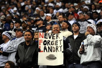 IRVING, TX - DECEMBER 20: A Dallas Cowboys fan holds a sign for former coach Tom Landry at Texas Stadium on December 20, 2008 in Irving, Texas.  (Photo by Ronald Martinez/Getty Images)
