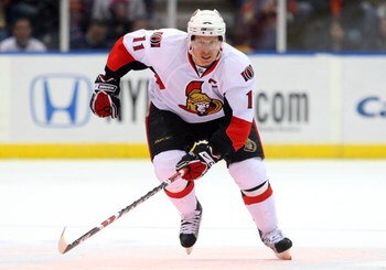UNIONDALE, NY - NOVEMBER 29:  Daniel Alfredsson #11 of the Ottawa Senators skates against the New York Islanders on November 29, 2008 at Nassau Coliseum in Uniondale, New York.  (Photo by Jim McIsaac/Getty Images)