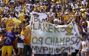 LOS ANGELES, CA - JUNE 17:  Fans of the Los Angeles Lakers cheer during the 2009 NBA Championship Victory Parade and Rally at the Los Angeles Memorial Coliseum on June 17, 2009 in Los Angeles, California.  (Photo by Jeff Gross/Getty Images)