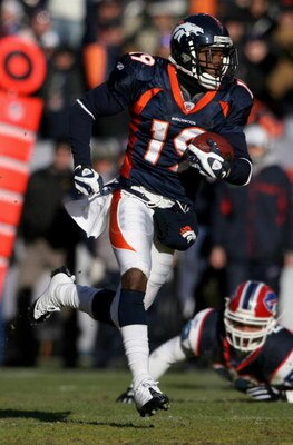 DENVER - DECEMBER 21:  Wide receiver Eddie Royal #19 of the Denver Broncos rushes 71 yards on an end around against the Buffalo Bills during NFL action at Invesco Field at Mile High on December 21, 2008 in Denver, Colorado. The Bills defeated the Broncos 